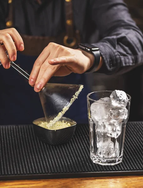 Barmen Margarita Bardağını Şekerin Içine Sar Telifsiz Stok Fotoğraflar