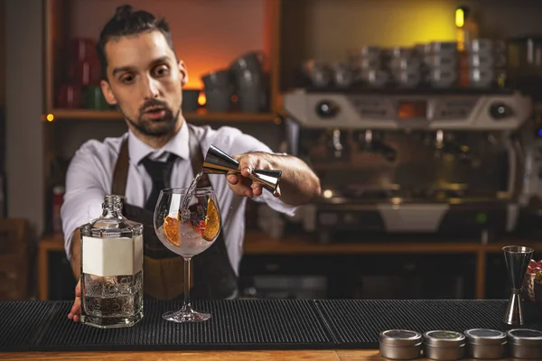 Bartender Pouring Drink Measuring Cup Cocktail Glass Filled Ice Cubes Imagens De Bancos De Imagens
