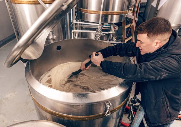 Werknemer Brouwerij Controleert Het Proces Van Ambachtelijke Bierproductie Waarbij Grondstoffen — Stockfoto