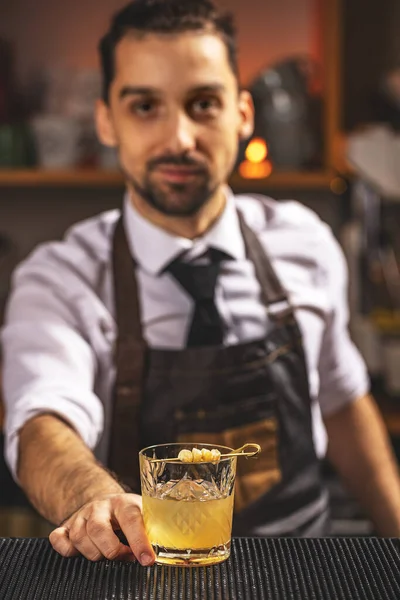 Expert Barman Serving Cocktail Night Club Imagens De Bancos De Imagens Sem Royalties