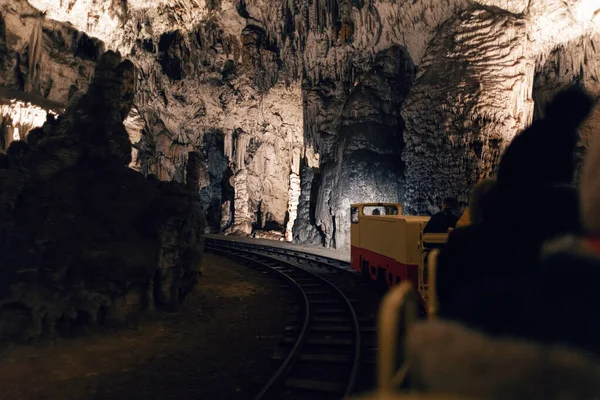 Cueva Karst Con Tren Turístico Único Cueva Postojna Eslovenia Imágenes De Stock Sin Royalties Gratis