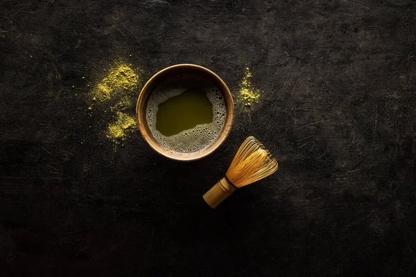 黒スレートの背景に抹茶の茶道のコンセプト — ストック写真