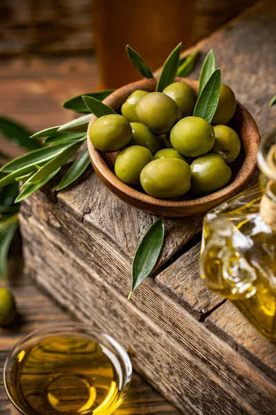 Ciotola Legno Con Olive Verdi Concetto Natura Morta — Foto Stock