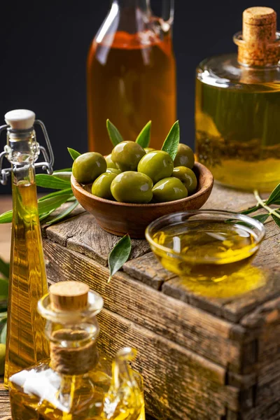 Olivenöl Stillleben Behälter Mit Nativem Olivenöl Und Oliven — Stockfoto
