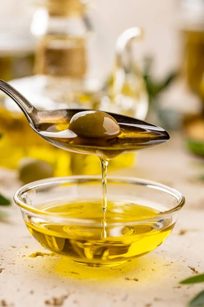 Grüne Olive Löffel Mit Nativem Olivenöl Extra — Stockfoto