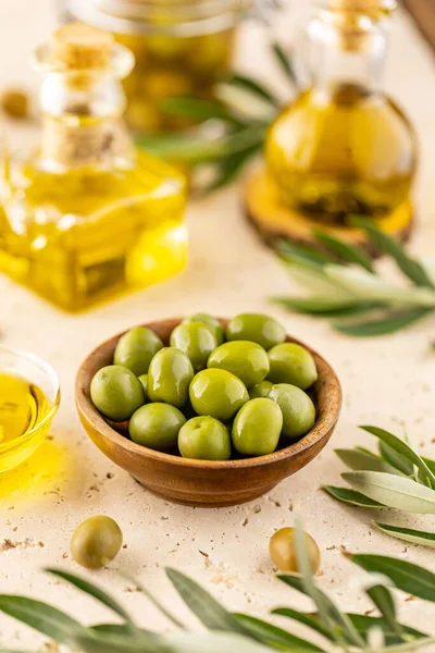 Olive Verdi Fresche Nature Morte Con Foglie Olio — Foto Stock