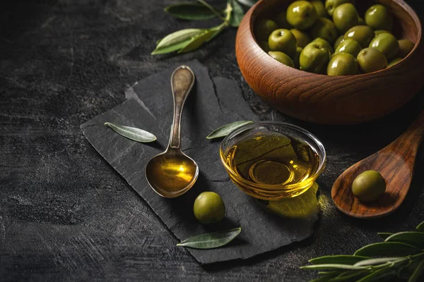 黑板岩背景上有橄榄和额外原生橄榄油的地中海食物概念 — 图库照片