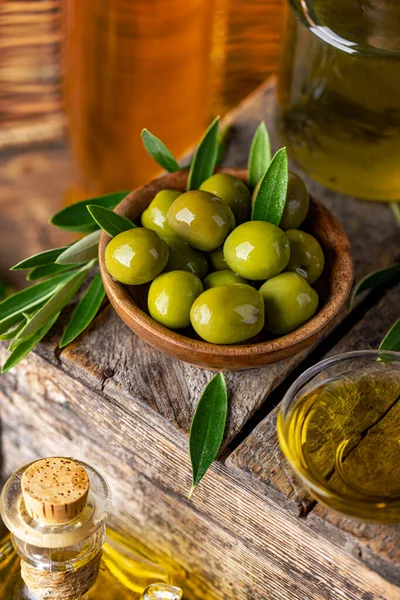 Olive Verdi Ciotola Legno Nature Morte Stile Rustico — Foto Stock