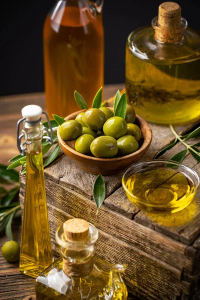 Martwa Natura Zielonych Oliwek Świeżo Tłoczonej Oliwy Oliwek — Zdjęcie stockowe