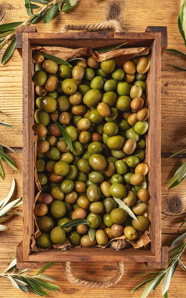 木箱中的成熟橄榄 准备加工成橄榄油 上视图 — 图库照片