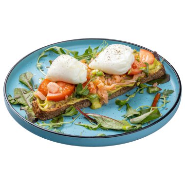 Restoran kahvaltısı menüsü konsepti, çoklu tahıllı ekmek, füme somon, guacamole ve salata karışımı.