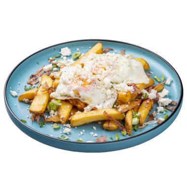 Restoran kahvaltı menüsü konsepti, pastırmalı patates kızartması, kızarmış yumurta ve peynir.