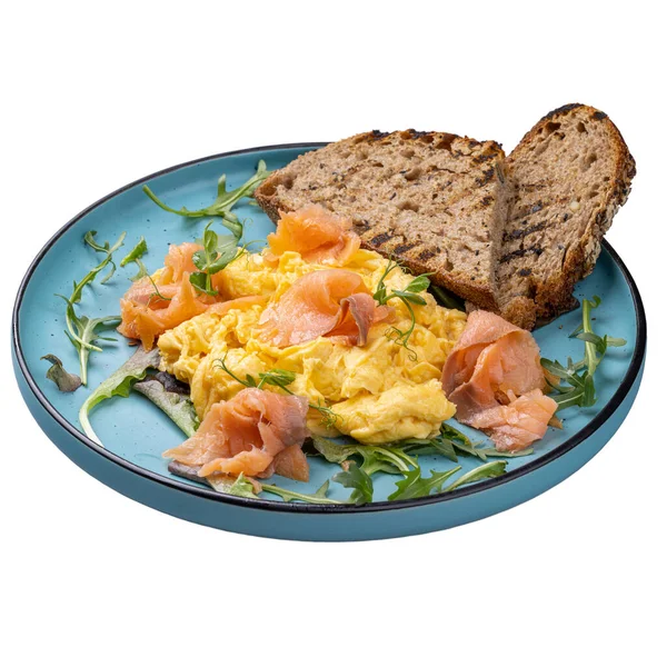 レストランの朝食メニューのコンセプトは マルチグレインパン スクランブルエッグとスモークサーモン — ストック写真