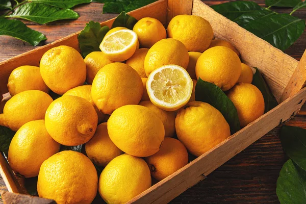 Frische Zitrone Mit Blättern Kiste Nahaufnahme — Stockfoto