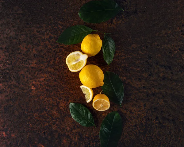 Tvůrčí Koncept Čerstvých Citronů Zelených Lístků Rezavém Pozadí — Stock fotografie