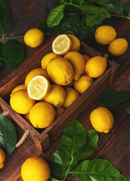 Frische Zitronen Einer Kiste Auf Einem Alten Holztisch — Stockfoto