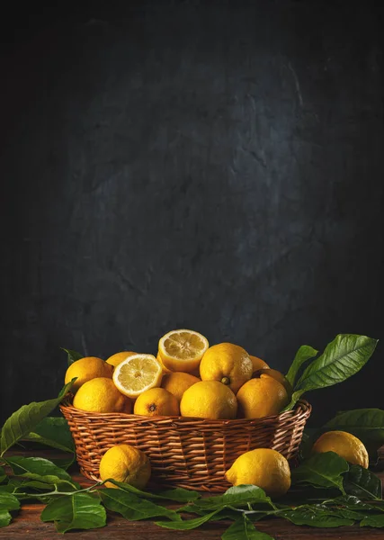 Färska Citroner Med Blad Korg Med Blad Kopiera Utrymme — Stockfoto