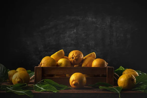 緑の葉を持つ多くの新鮮な熟したレモン コピースペース — ストック写真