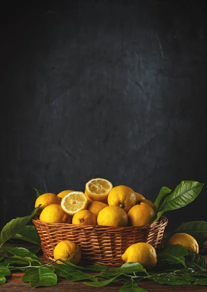Frische Zitronen Mit Blättern Einem Korb Mit Blättern Kopierraum lizenzfreie Stockbilder
