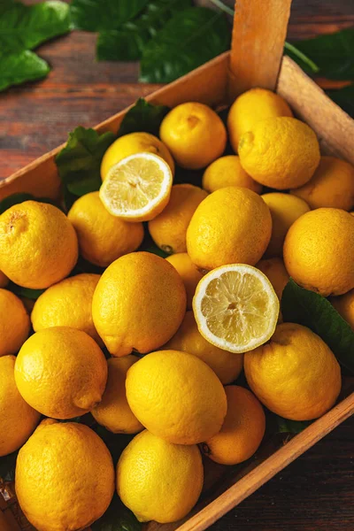 Schachtel Mit Reifen Gelben Zitronen Mit Frischen Zitronenblättern — Stockfoto