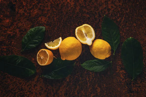 Maturare Limoni Succosi Foglie Verdi Sfondo Arrugginito — Foto Stock