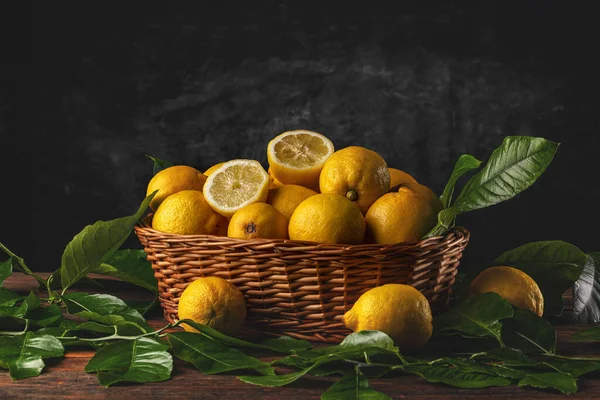 Tahta Sepette Taze Limonlar Metin Için Yer Var — Stok fotoğraf