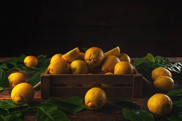 Caixa Limões Recém Colhidos Mesa Madeira — Fotografia de Stock