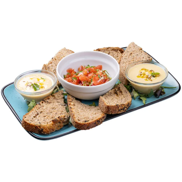 Hummus Met Tomatensalade Geserveerd Met Gezaaid Meergranen Brood — Stockfoto