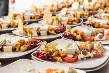 Mutfak tezgahında çeşitli taze aperatifler var. Süslü düğün tabakları