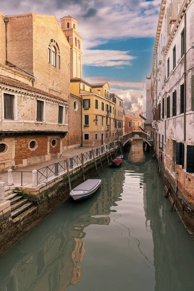 Vista Típica Ciudad Vieja Venecia Italia Con Canales Puentes Edificios — Foto de Stock
