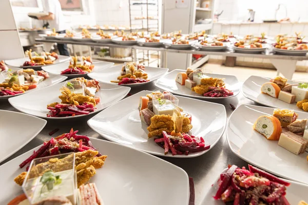 상업용 주방에서 결혼식을 준비하고 식욕을 돋우는 접시들 — 스톡 사진