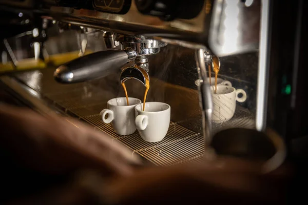 Machine Expresso Versant Café Dans Des Tasses Blanches — Photo