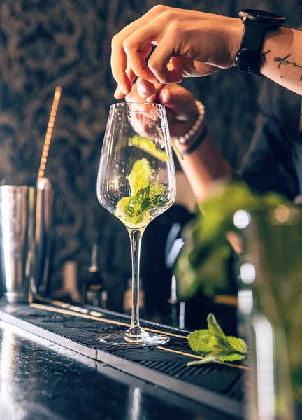 Barman Colocar Folhas Hortelã Vidro Ele Está Preparando Coquetel Mojito — Fotografia de Stock
