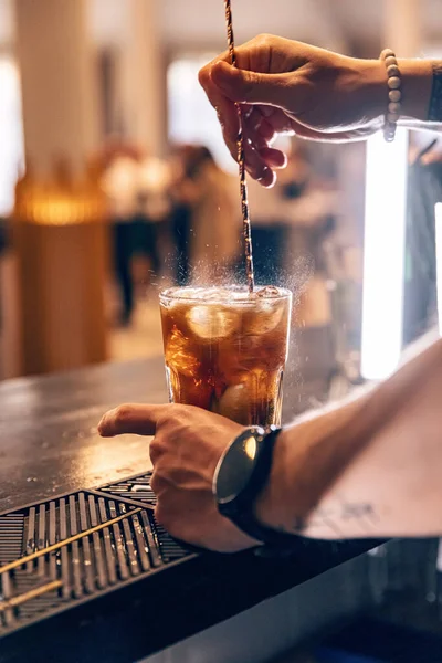 Barkeeper Rührt Cocktail Auf Theke — Stockfoto