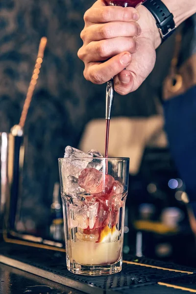 Barman Professionnel Travail Dans Bar Verser Sirop Rouge Dans Verre — Photo