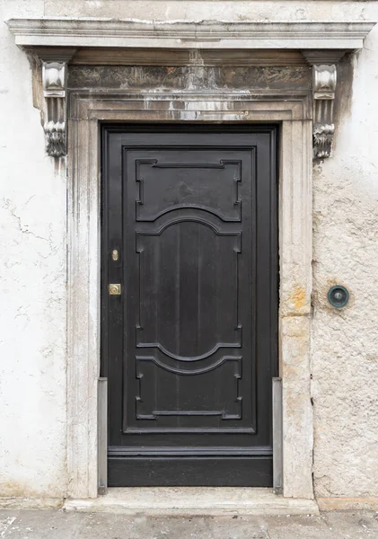 黒のエレガントな住宅のドアのフォントビュー — ストック写真