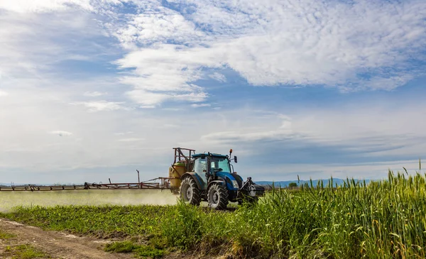 Pflanzenspray Maschine Sprüht Chemikalien Auf Haferfrucht Auf Einem Bauernhof — Stockfoto