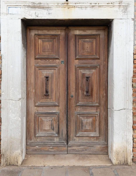 Bersejarah Pintu Kayu Tua Besar Dalam Bingkai Batu — Stok Foto