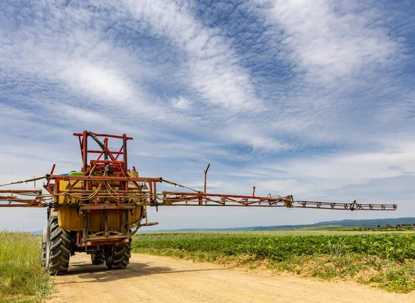 Сельскохозяйственный Трактор Движется Сельскохозяйственной Дороге После Распыления Поля — стоковое фото
