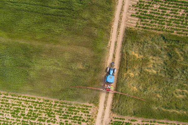 Working Spraying Machine Oat Fild Chemical Fertilizers — Stock Photo, Image