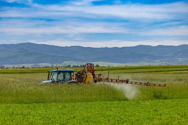 拖拉机在燕麦田上喷洒化学品 — 图库照片