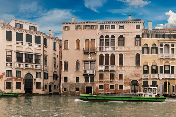 Canal Con Barco Venecia Italia Edificios Antiguos Fondo — Foto de Stock