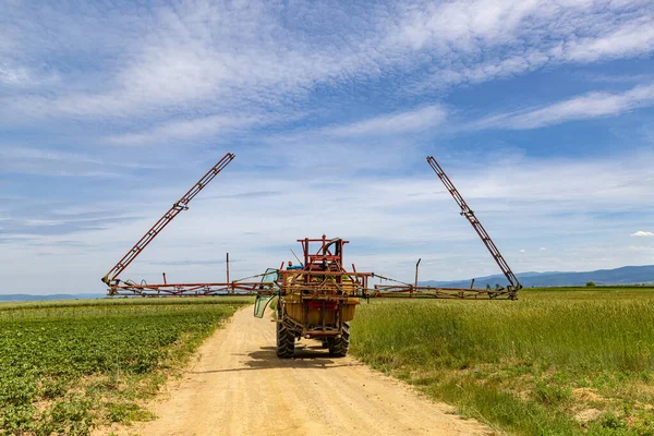 トラクターは農村部の道路に沿って農業作業の終わりに移動している — ストック写真