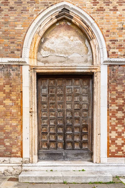 Gran Puerta Madera Vieja Antigua Puerta Medieval — Foto de Stock
