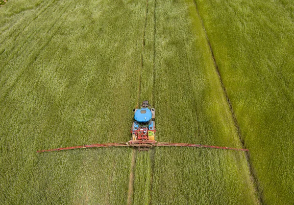 Letecký Záběr Traktoru Postřik Zemědělském Poli — Stock fotografie
