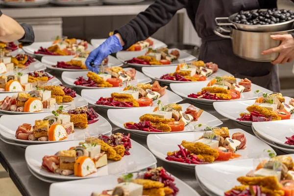 Een Chef Kok Die Een Bord Met Hapjes Voor Huwelijkstafel — Stockfoto