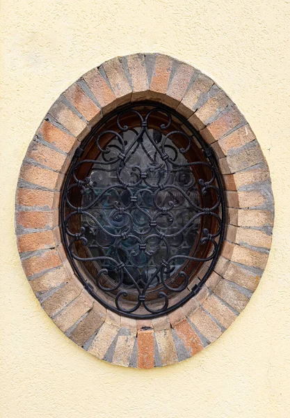 Okno Okrągłe Witrażem Elewacji Budynku — Zdjęcie stockowe