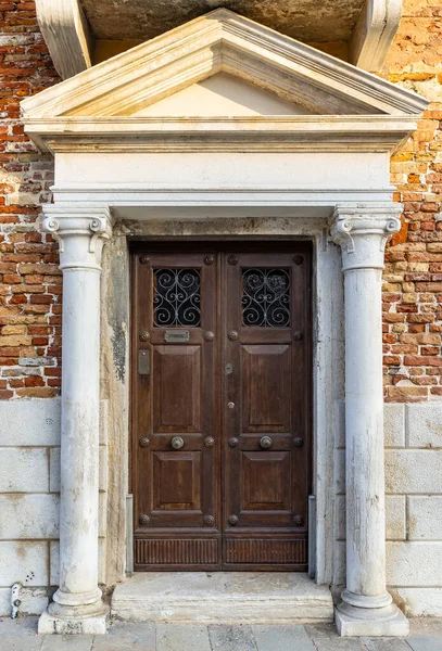 ヴィンテージフロントドアとヴェネツィア イタリアでの古い風化レンダリングと壁 — ストック写真