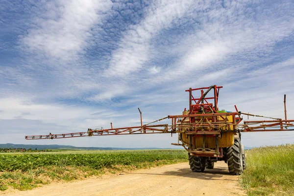 Traktor Zemědělském Poli Silnice Mezi Ovesnou Kaší Bramborovými Poli — Stock fotografie