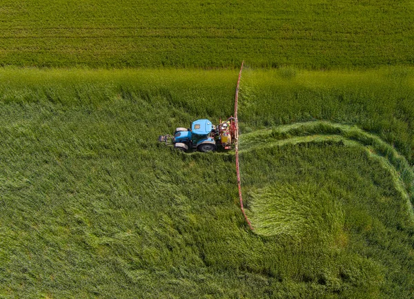 噴霧器で農作業をするトラクター — ストック写真